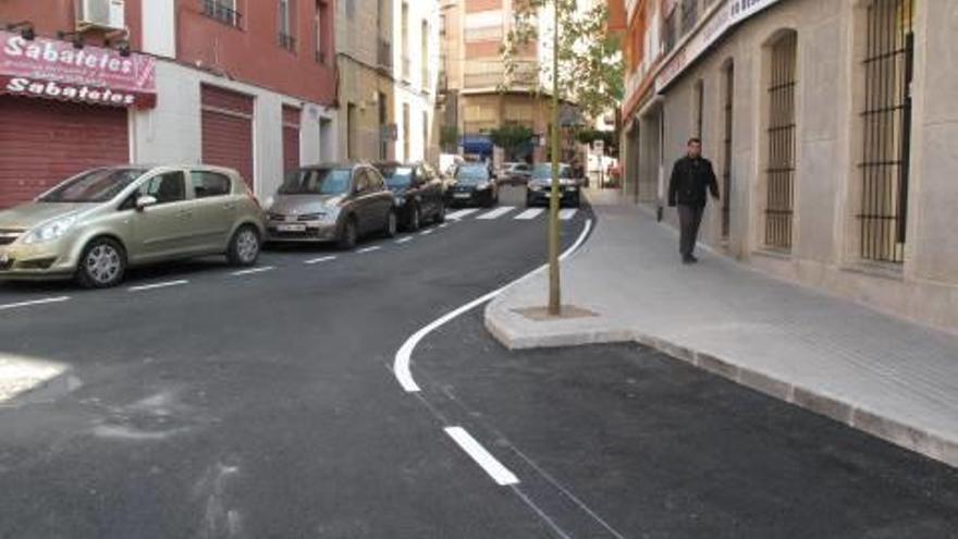 Finalizan las obras de la calle Blasco Ibáñez con el asfaltado y marcado del vial