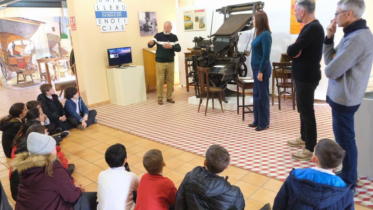 "Un taller de noticias", la nueva exposición del Museo Escolar de Puçol que recrea la antigua imprenta y redacción del Diario Información.