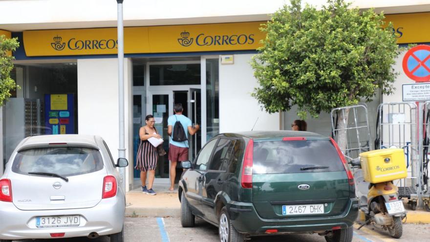 Entrada de la oficina principal de Correos de Formentera, en Sant Francesc.