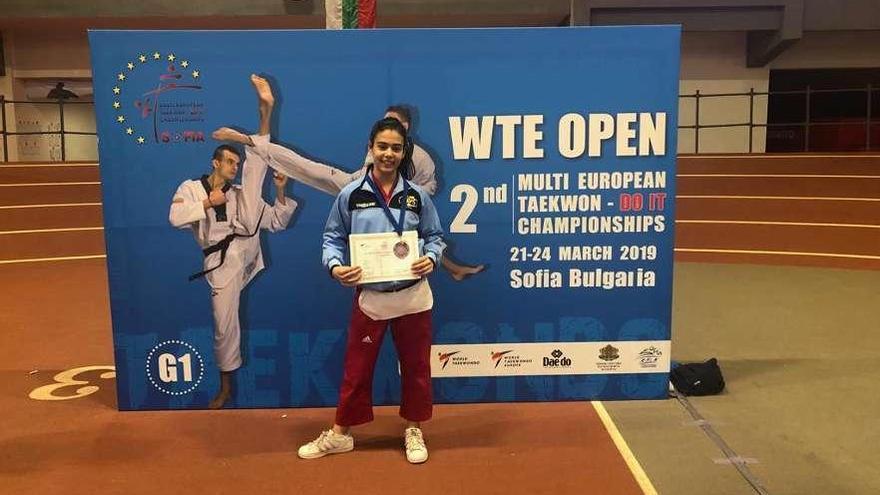 Sara Pena, con el diploma y la medalla que acreditan su bronce en el campeonato. // FDV