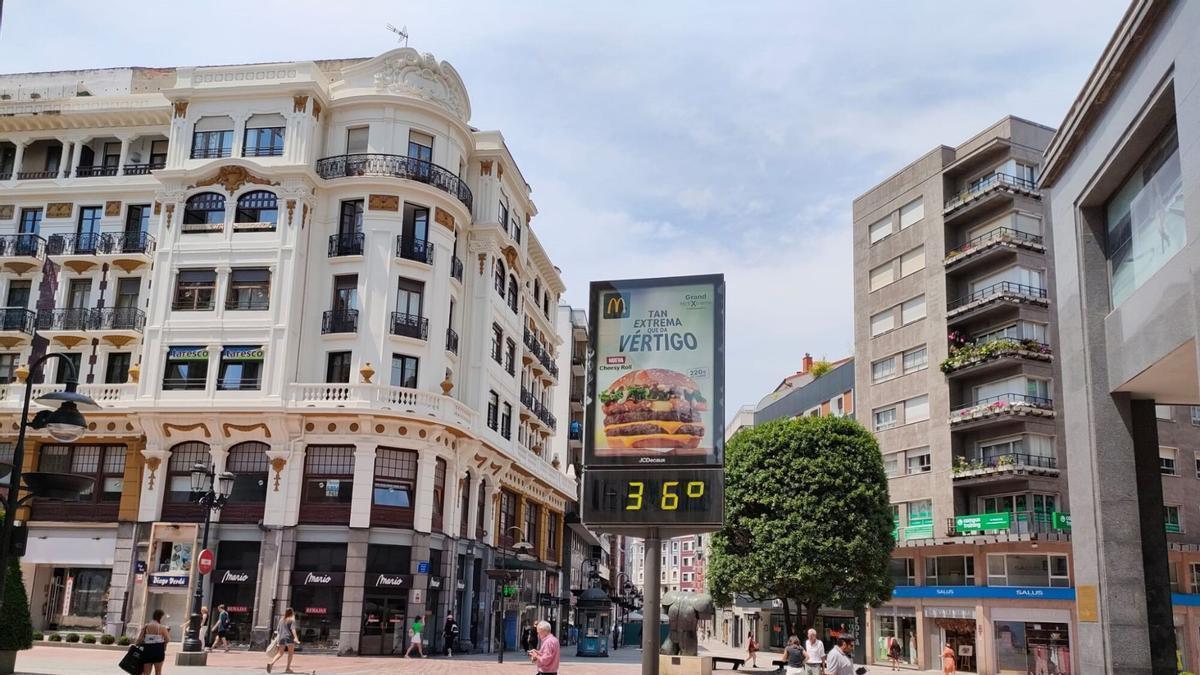 Un termómetro de Oviedo marca 36 grados.