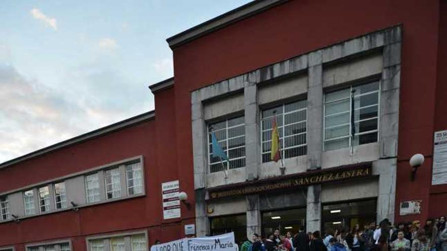 Protesta organizada por los padres del IES Sánchez Lastra, el pasado lunes.