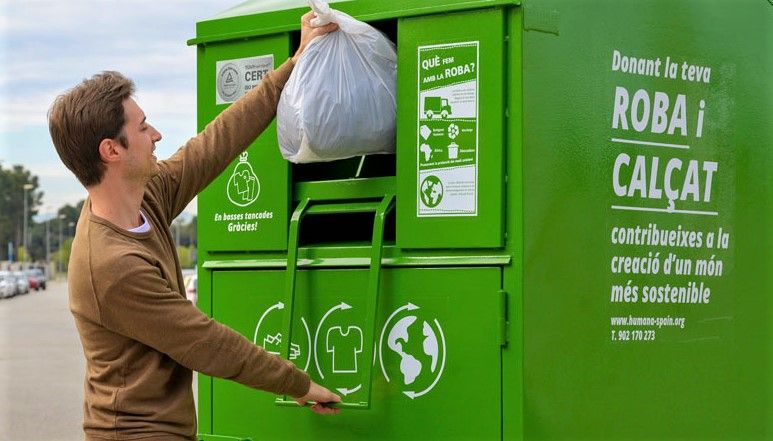 Un hombre deposita una bolsa de ropa usada en un contenedor de Humana.