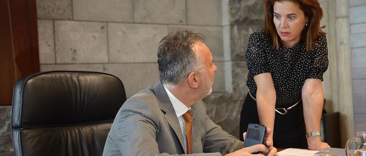 Ángel Víctor Torres y Teresa Cruz en un Consejo de Gobierno en 2020