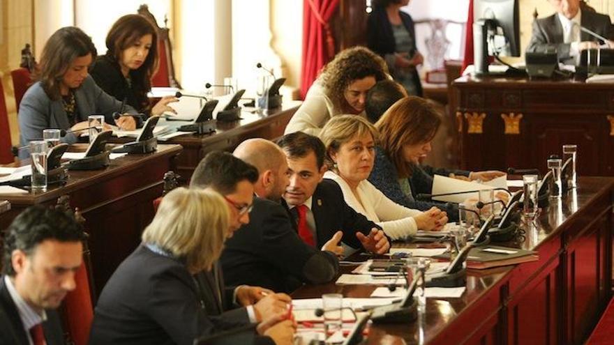 El pleno, penúltimo del mandato, pasó por etapas de escaso interés que los concejales aprovecharon para otros asuntos.