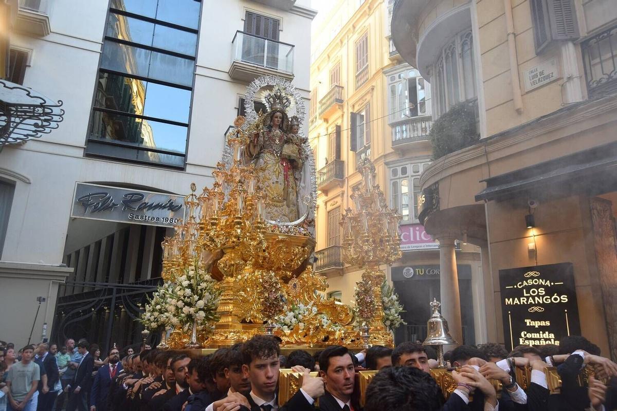 Procesión de la Virgen de los Remedios por el Centro de Málaga