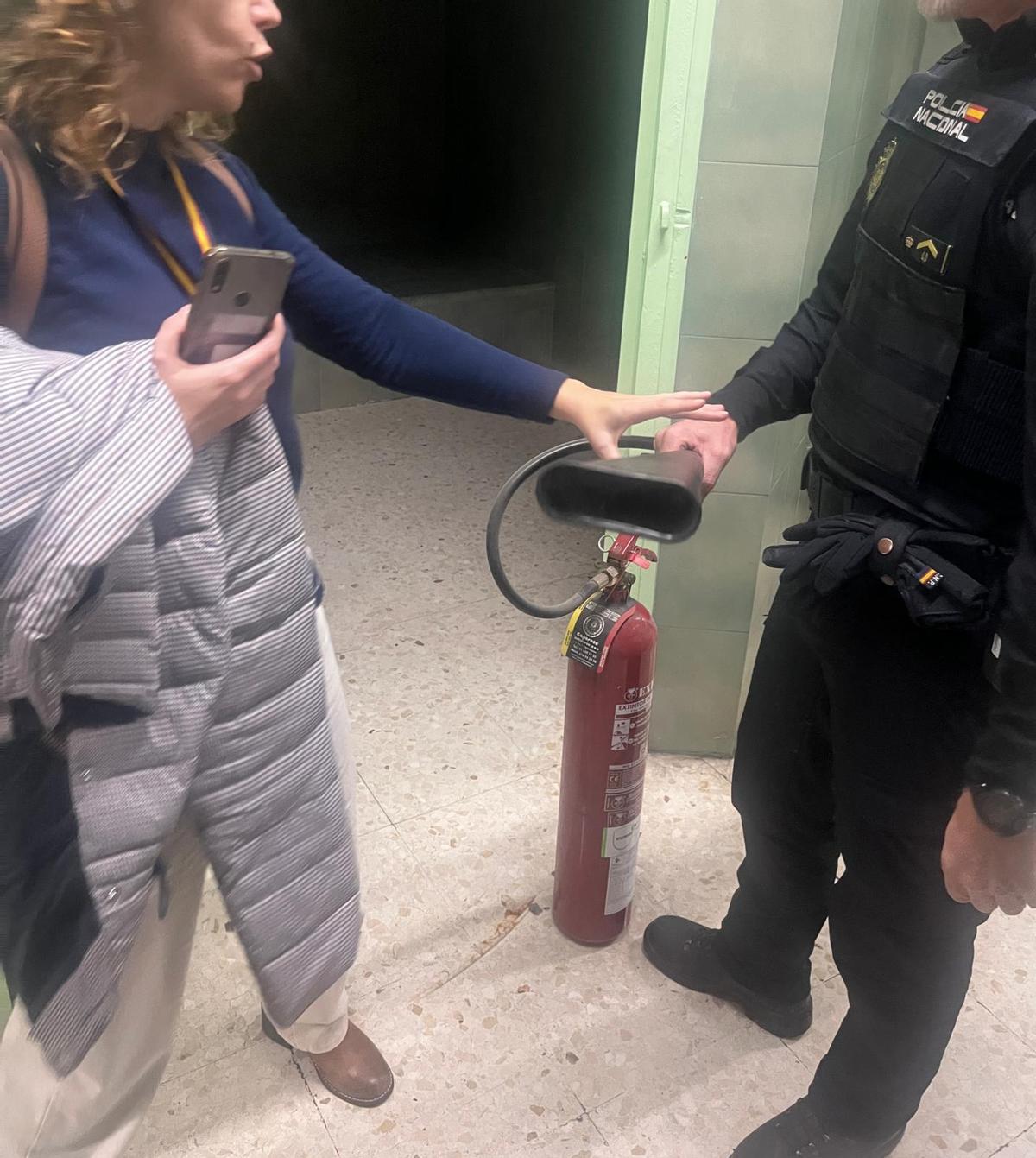 El extintor, uno de los medios que debe haber a mano para responder en caso de incendio.