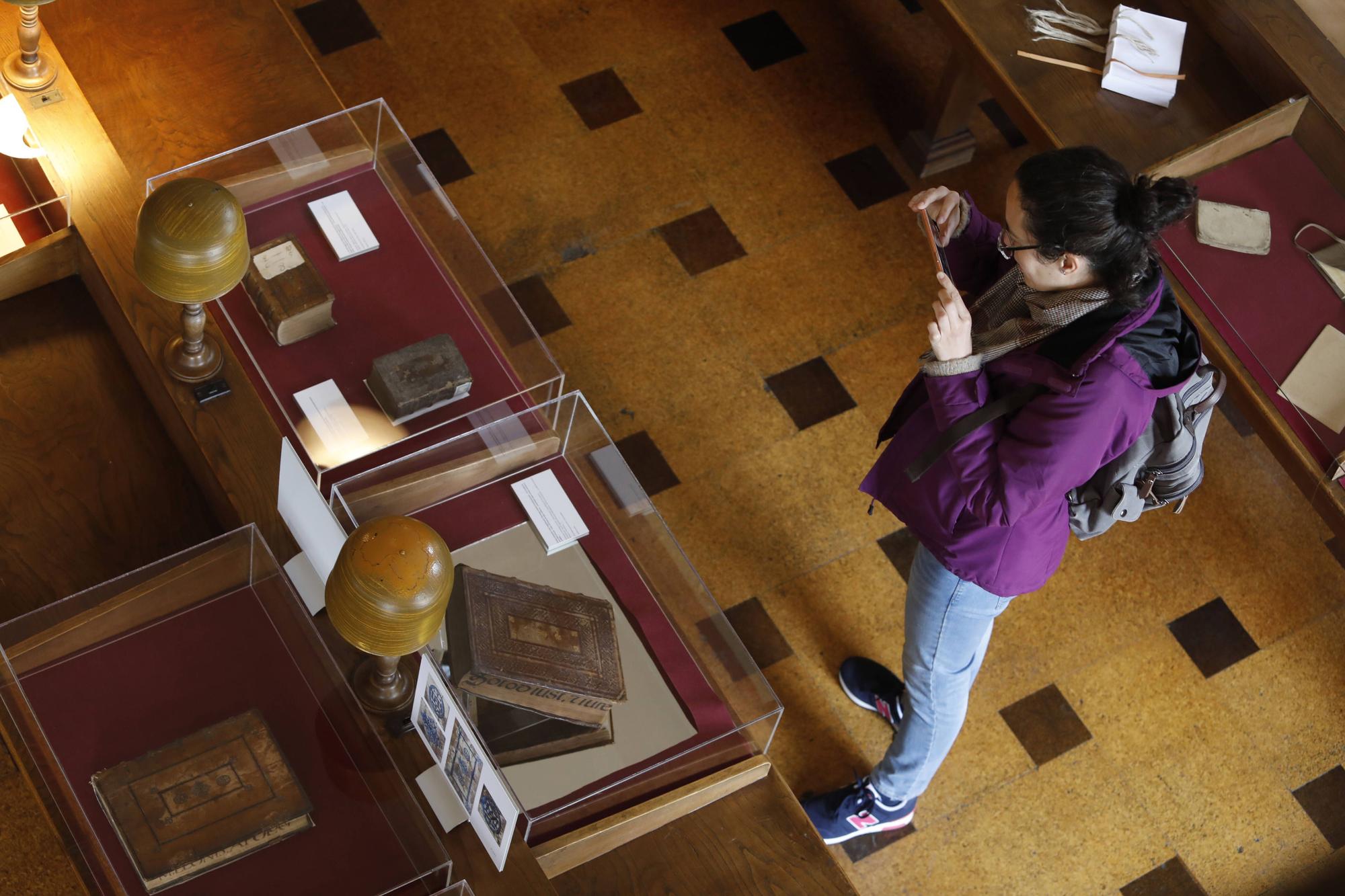 La maravillosa historia que se esconde en la encuadernación de los libros del fondo antiguo del Seminario de Oviedo