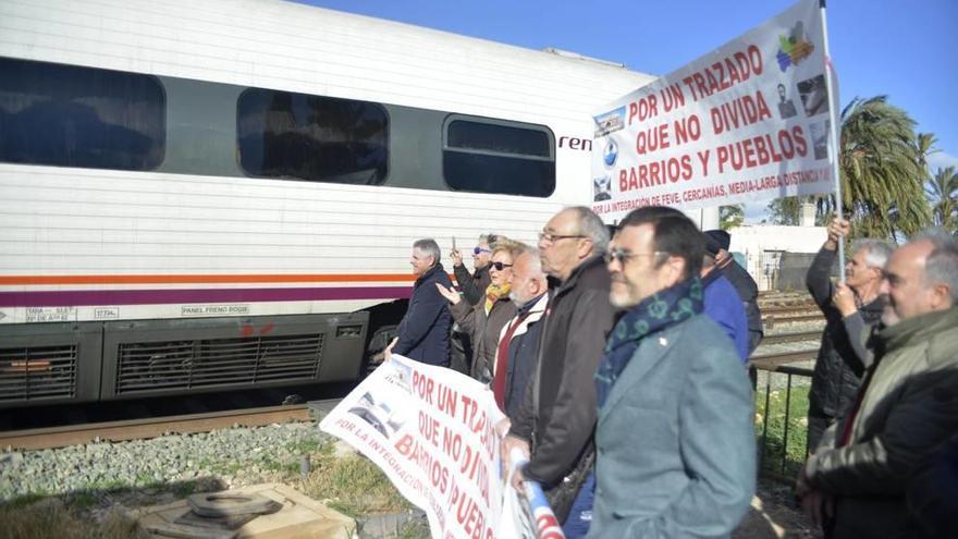 Manifestación junto a las vías del tren para pedir la eliminación de los pasos a nivel en La Palma y Pozo Estrecho.