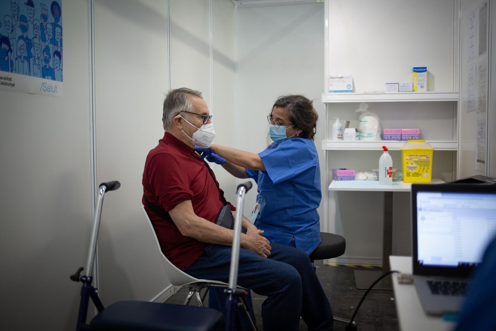 Una sanitaria vacuna a un hombre en la Fira de Barcelona el pasado mes de abril.