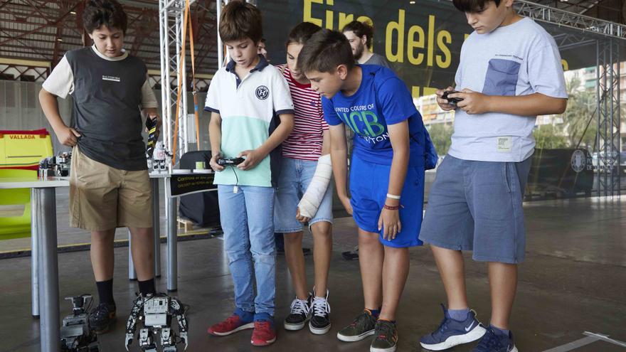 Drones, satélites, robots y fármacos contra la sequía: la UPV saca sus inventos a la calle para despertar vocaciones