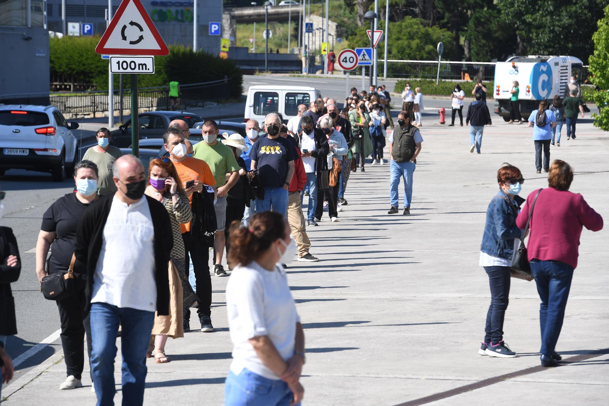 Colas en Expocoruña para vacunar a los nacidos en 1971