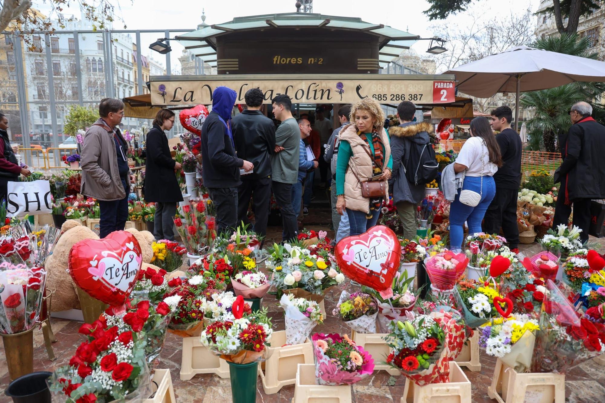 Las floristerías del ayuntamiento de València abarrotadas el día de San Valentín