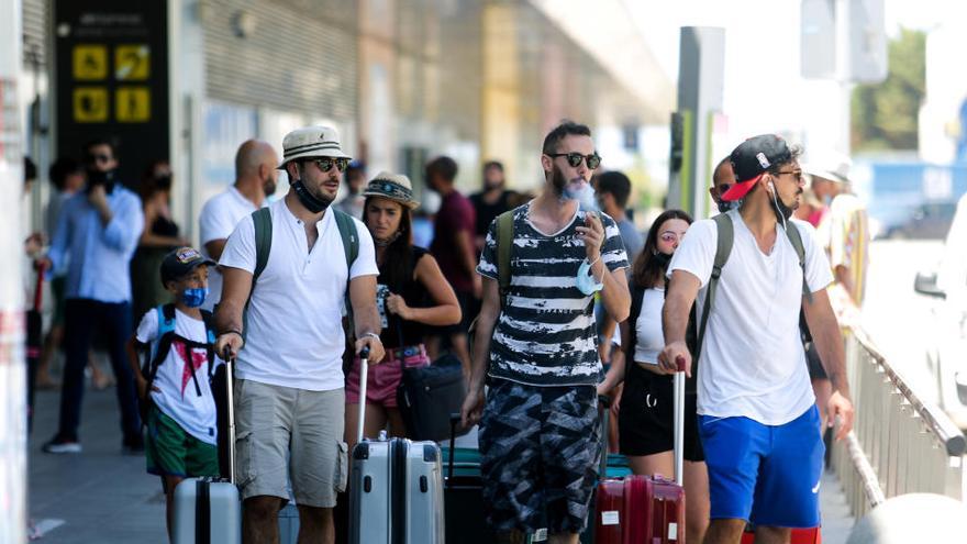 Turistas en el aeropuerto de Ibiza.