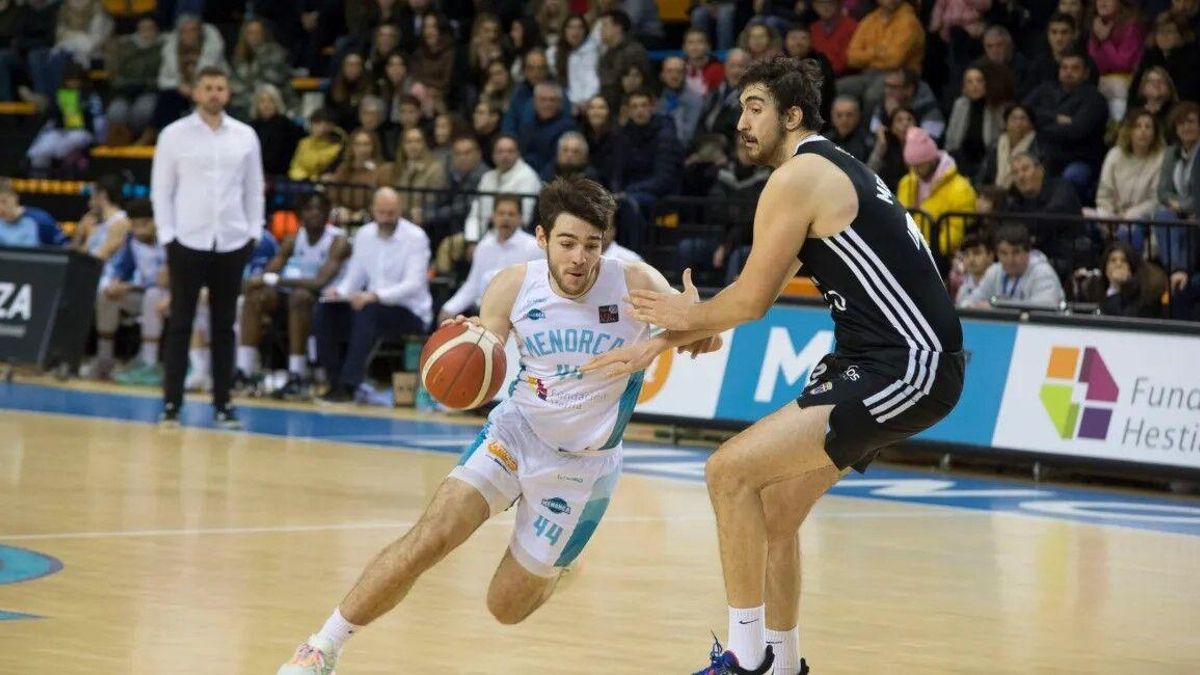 Pablo Longarela, fichaje del Alimerka Oviedo Baloncesto, con el balón en un partido con el Menorca