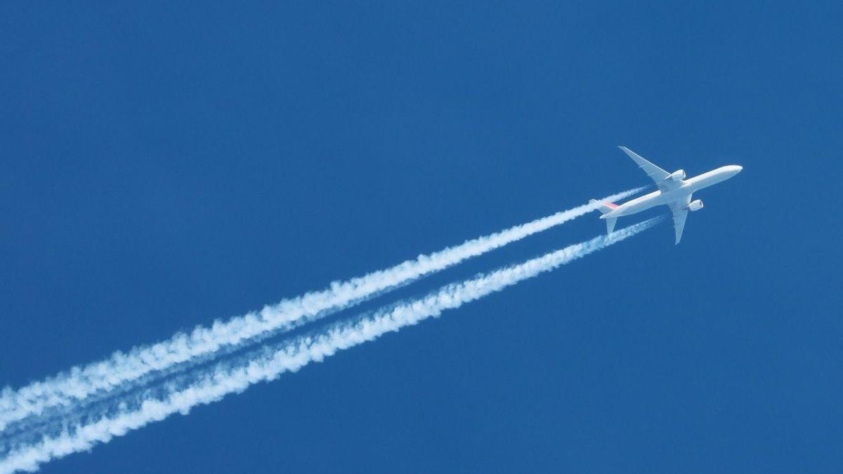 ESTELAS AVIONES | Nuevos estudios confirman el impacto climático de las estelas de los aviones