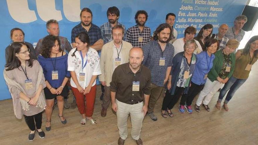 Villares, centro, con los candidatos de En Marea. // Xoán Álvarez