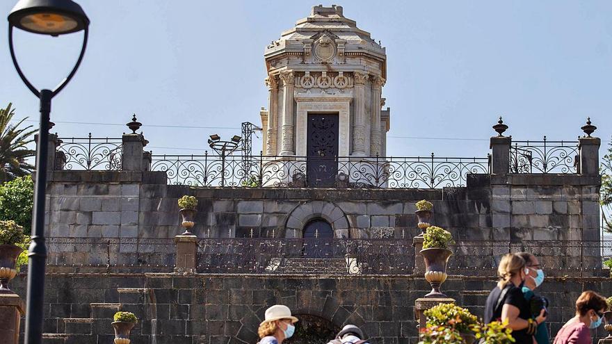 Participantes en una ruta guiada por el Jardín Victoria, en el casco histórico de La Orotava.