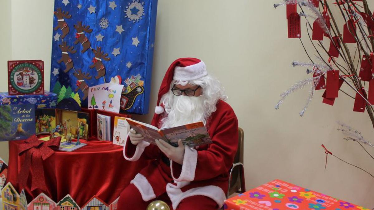 Papá Noel visitó la biblioteca y trajo nuevos libros.