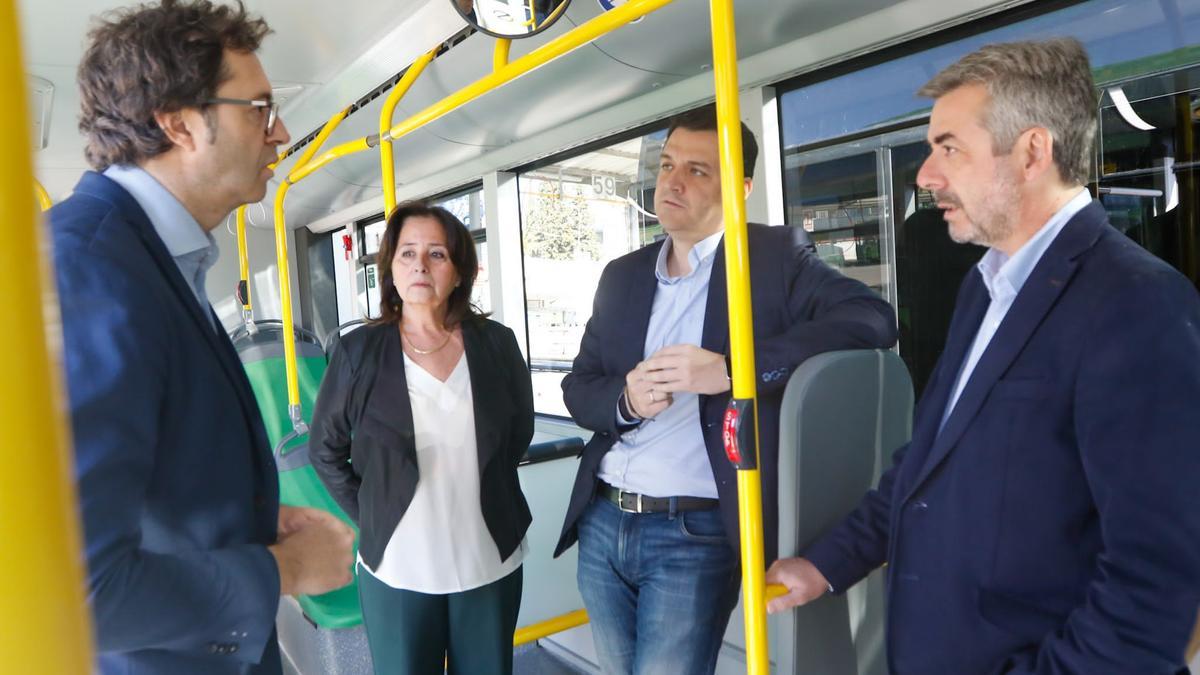 El alcalde, José María Bellido, junto a la gerente de Aucorsa, Ana Tamayo, y el presidente, Miguel Ángel Torrico.