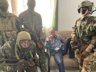 Militares golpistas detienen al presidente de Guinea y disuelven las instituciones