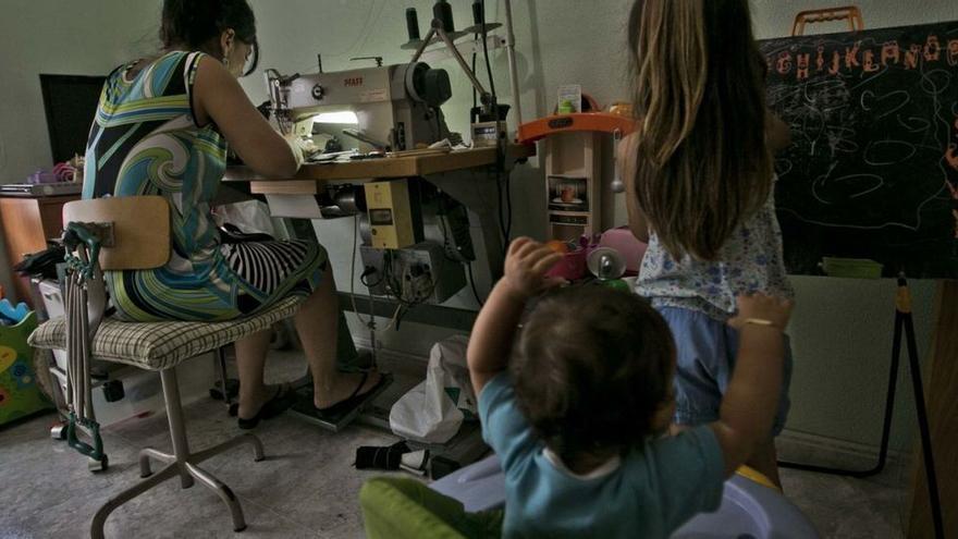 Una aparadora trabajando en el taller que se montó en casa, en imagen de archivo.