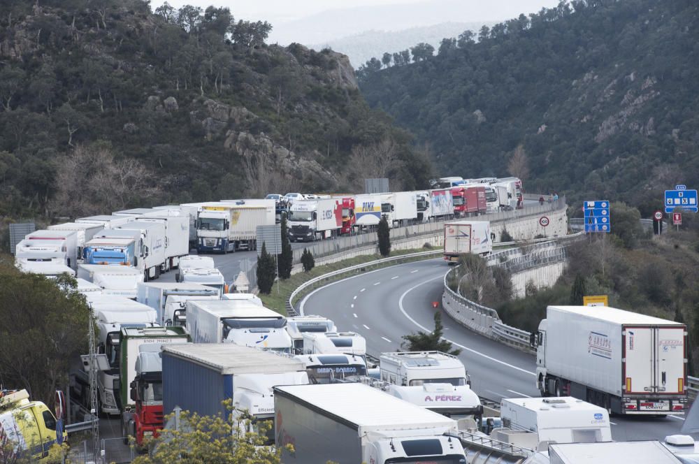 Un accident entre camions obliga a tallar l'AP7 a La Jonquera