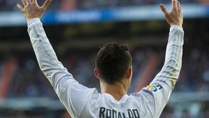 Cristiano Ronaldo se queja de una acción en el duelo con el Atlético en el Bernabéu.