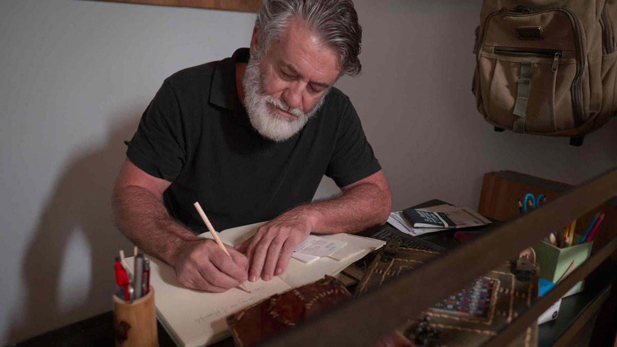 Pupilo Pérez apunta en uno de sus dietarios siempre con la mochila presente