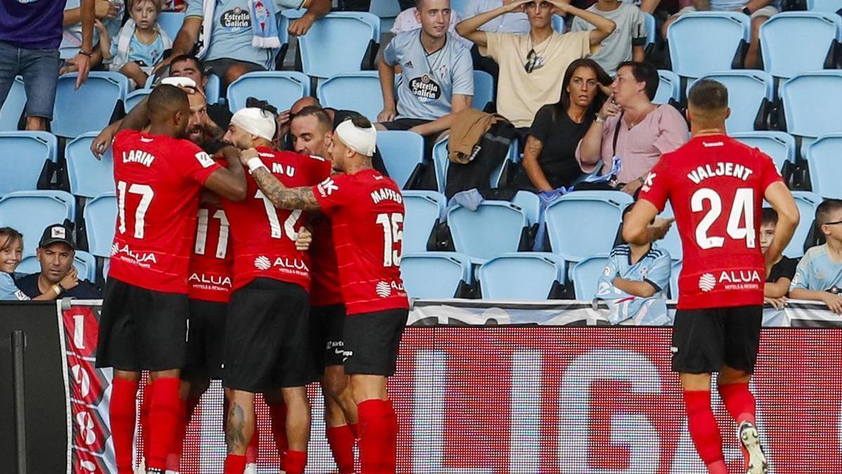 Los jugadores del Mallorca celebran el gol de Muriqi.