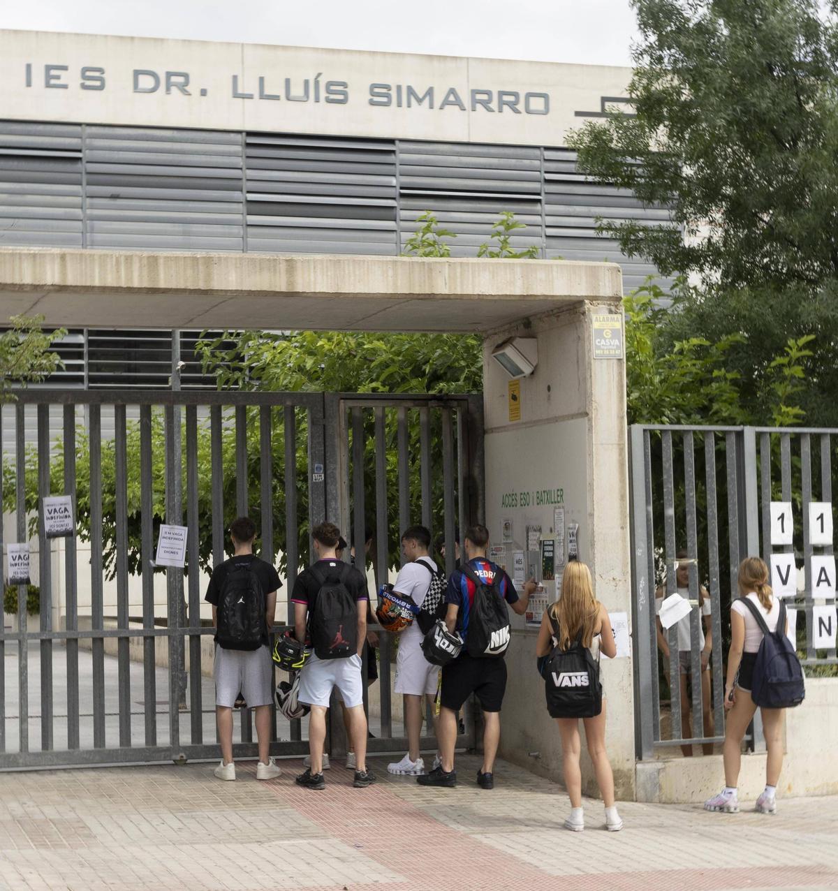 Un grupo de alumnos entra en las instalaciones del IES Simarro de Xàtiva, en una imagen captada durante la jornada de ayer.