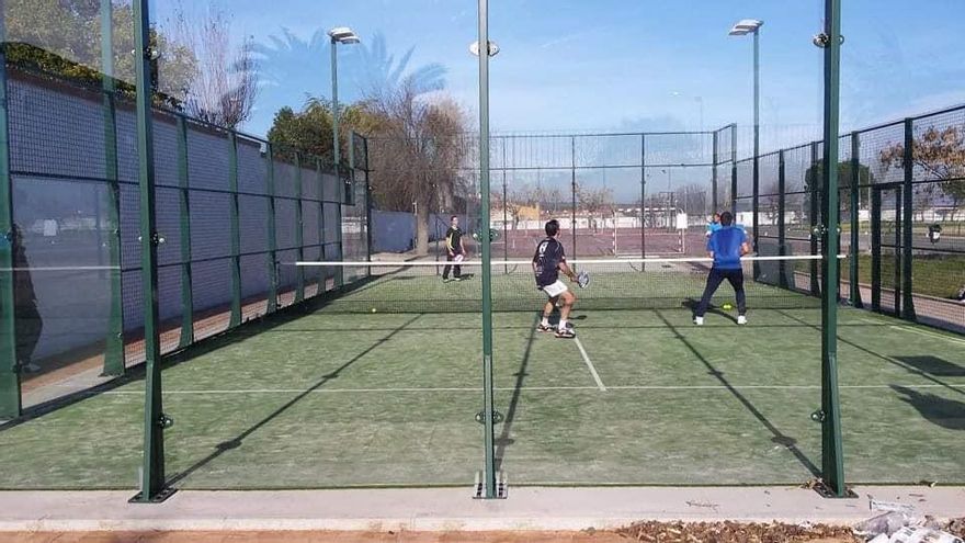 Organizan un torneo de tenis y juegos acuáticos en Torrejoncillo