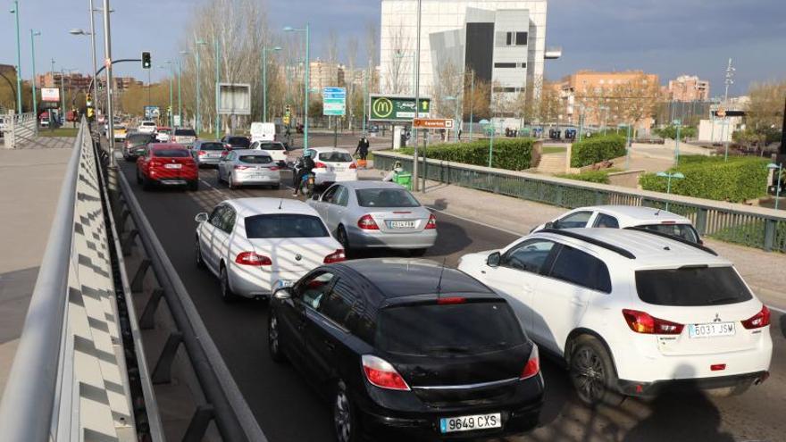 Retención en el puente de La Almozara de la capital aragonesa.  | ÁNGEL DE CASTRO