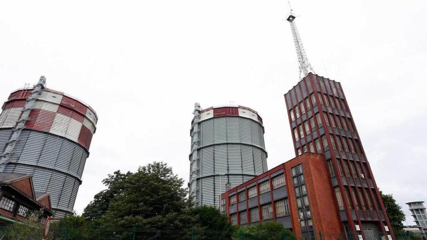 A la derecha, el singular edificio de la &quot;Telefónica&quot;, delante de los gasómetros de Ensidesa.