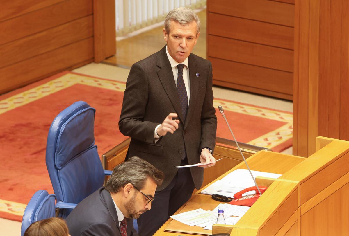 Alfonso Rueda en la sesión de control al gobierno gallego.