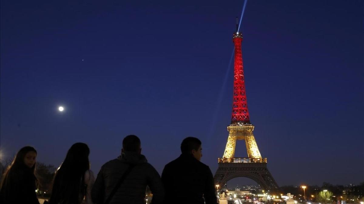 La torre Eiffel con los colores rojo, amarillo y negro de la bandera belga.