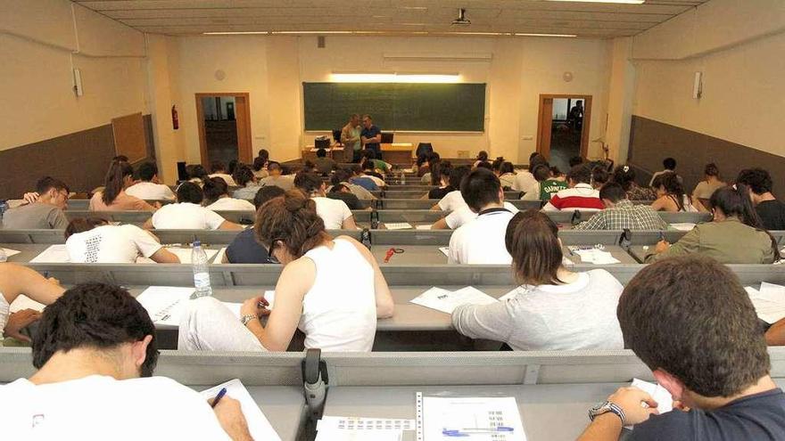 Estudiantes durante un examen en la Universidade da Coruña.