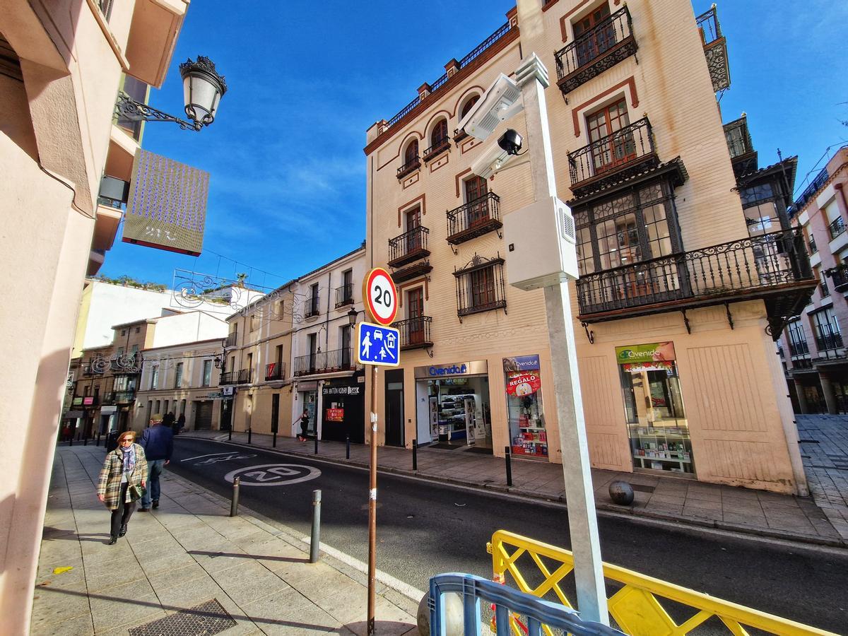 Las señales y la cámara de acceso a San Antón, ya listas para restringir el paso de vehículos a la zona de Parras y Galarza.