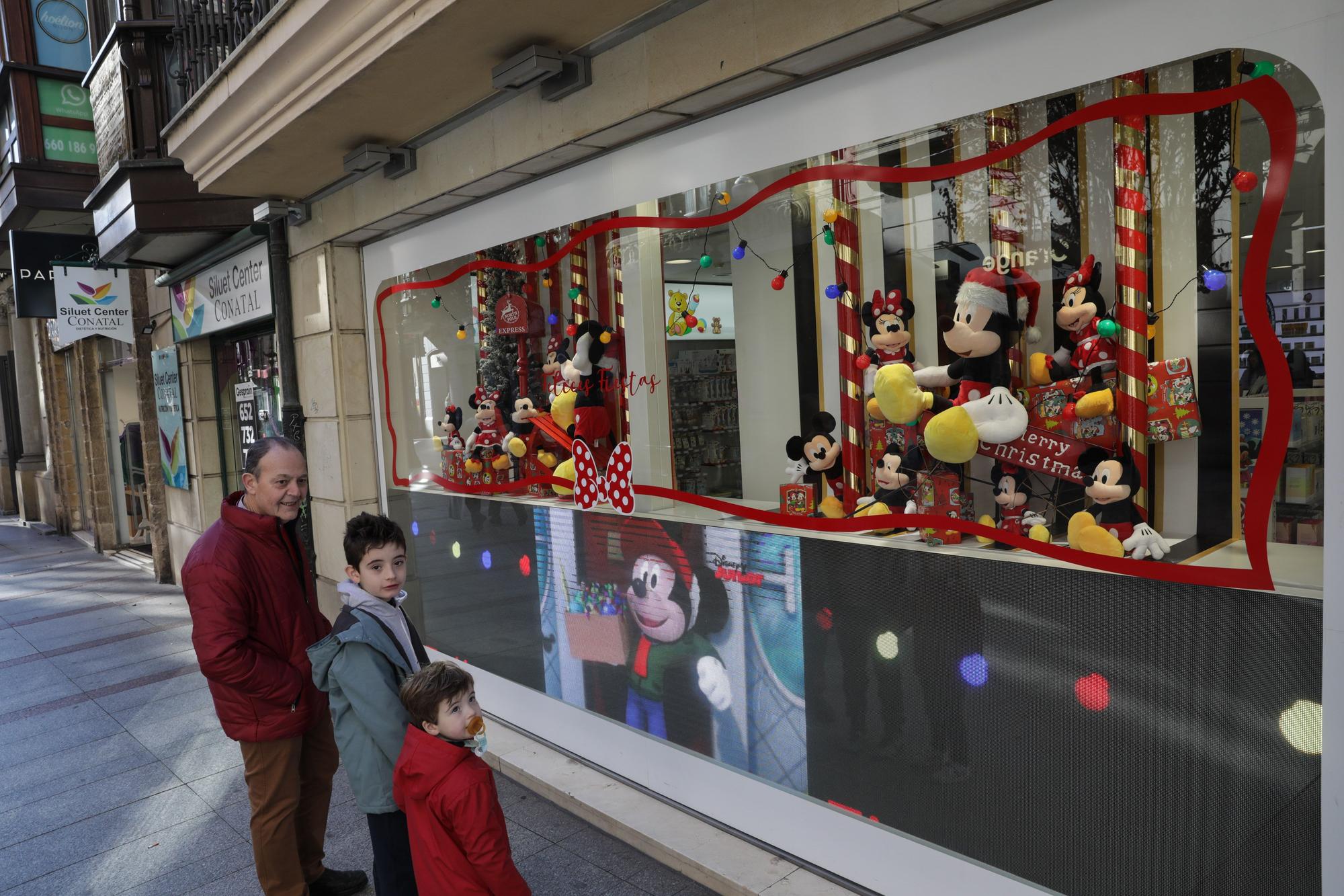 En imágenes: La Navidad de Gijón ya asoma por los escaparates