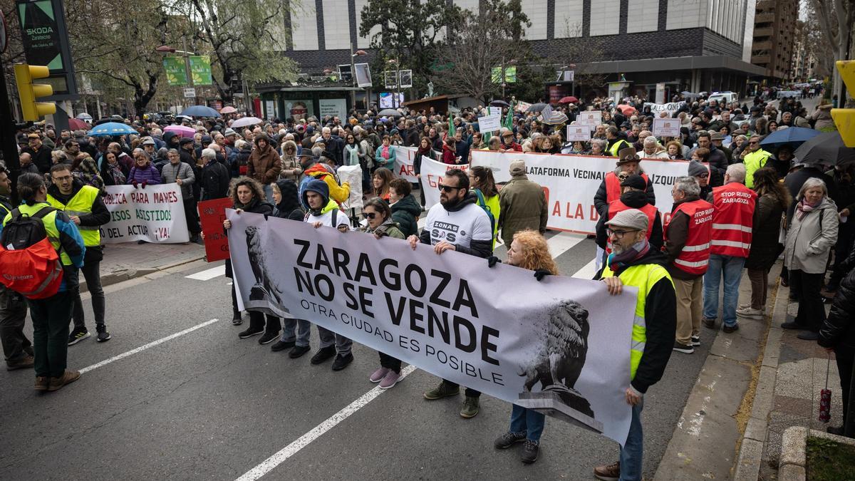 En imágenes | Así ha transcurrido la manifestación 'Zaragoza no se vende' contra la gestión del ayuntamiento