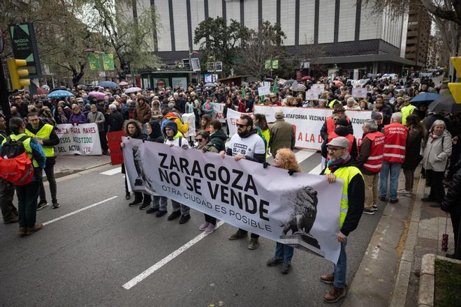 En imágenes | Así ha transcurrido la manifestación 'Zaragoza no se vende' contra la gestión del ayuntamiento