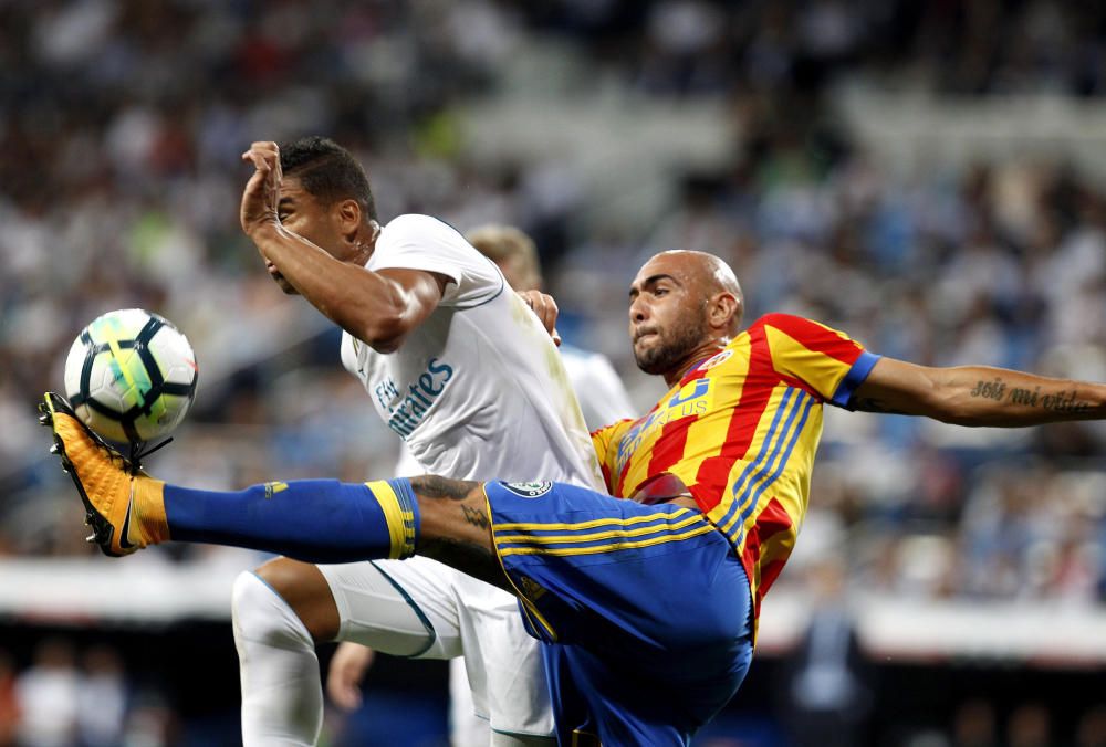 Instantes del partido disputado ayer entre el Valencia CF y el Real Madrid.