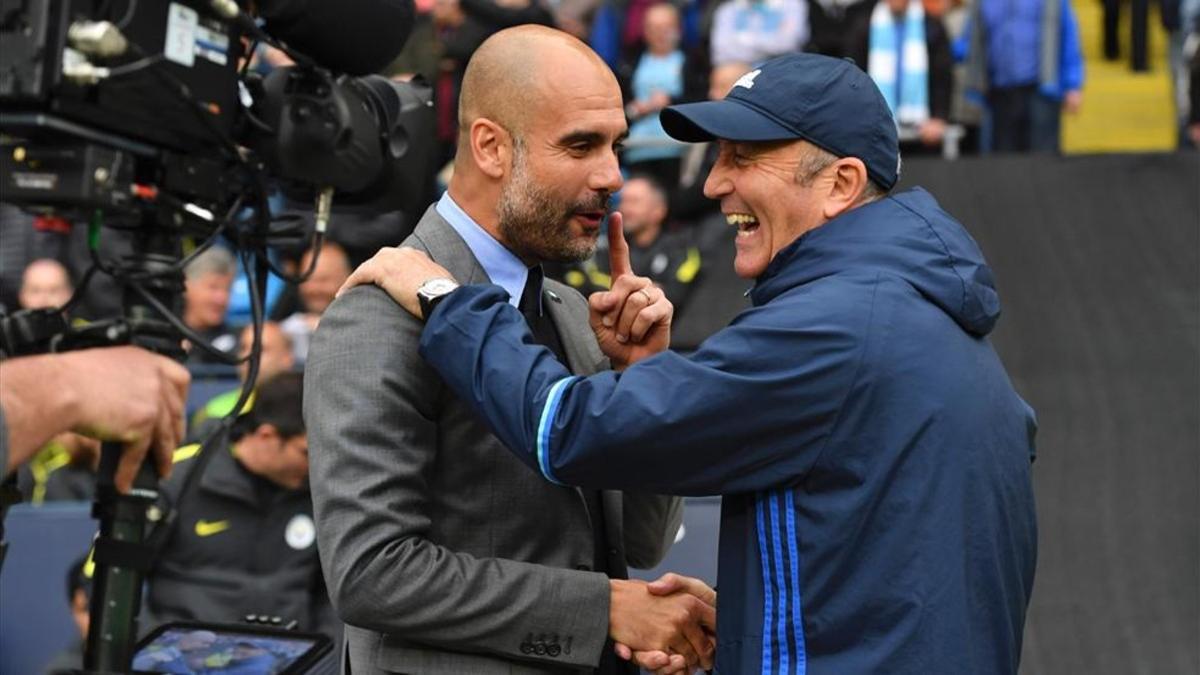 Tony Pulis bromea con Guardiola