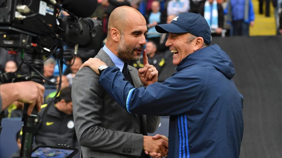 Tony Pulis bromea con Guardiola