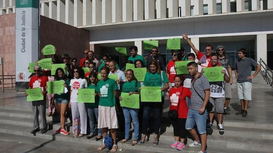 Concentración de afectados por la hipoteca en Málaga.