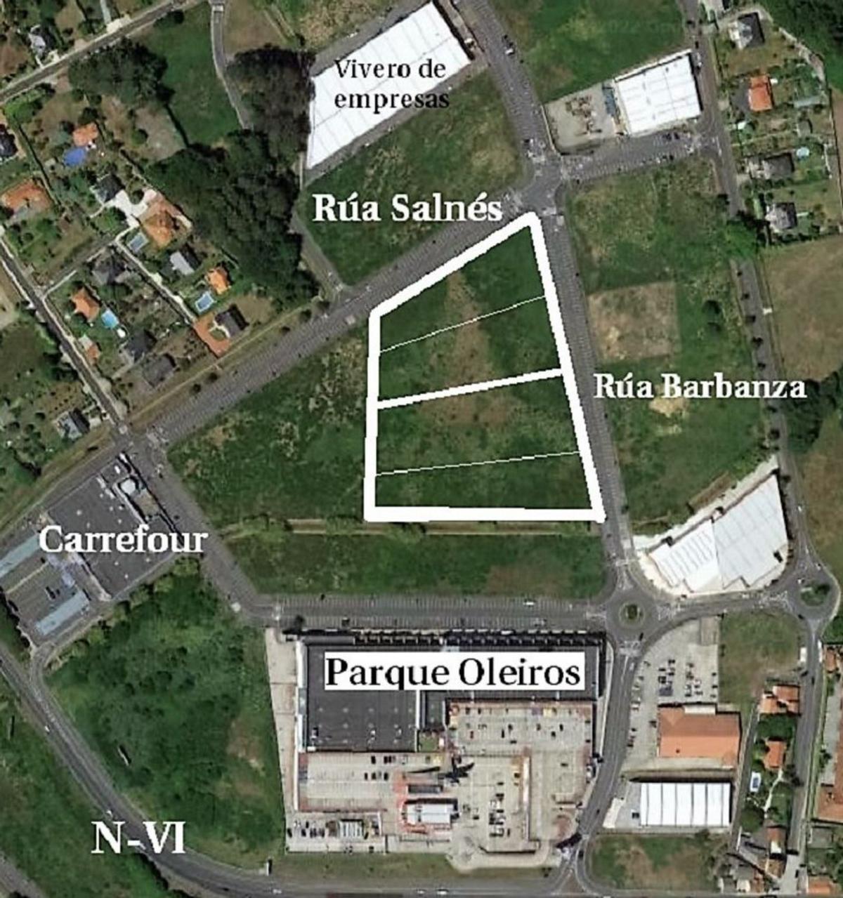 En el centro, parcela en Iñás y la división en cuatro proyectada.   | // L.O.