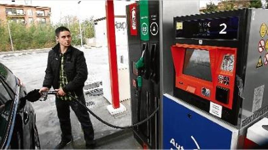 Un conductor posant gasoil, en una gasolinera de la ciutat de Girona.