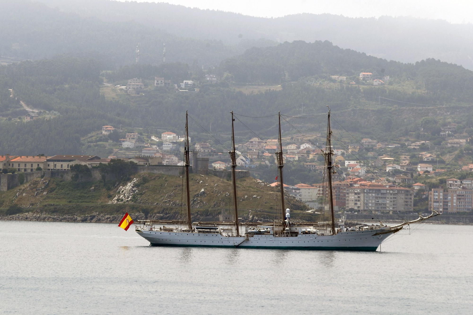 El buque 'Juan Sebastián Elcano' se impone a la niebla en Baiona