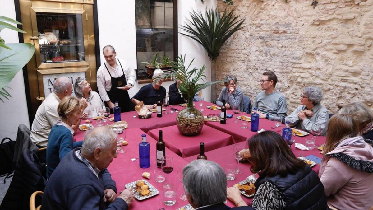 Una mesa al completo en el Moriles Ribera. Los hosteleros están notando este año menos premura a la hora de reservar para las comidas y cenas de Navidad.