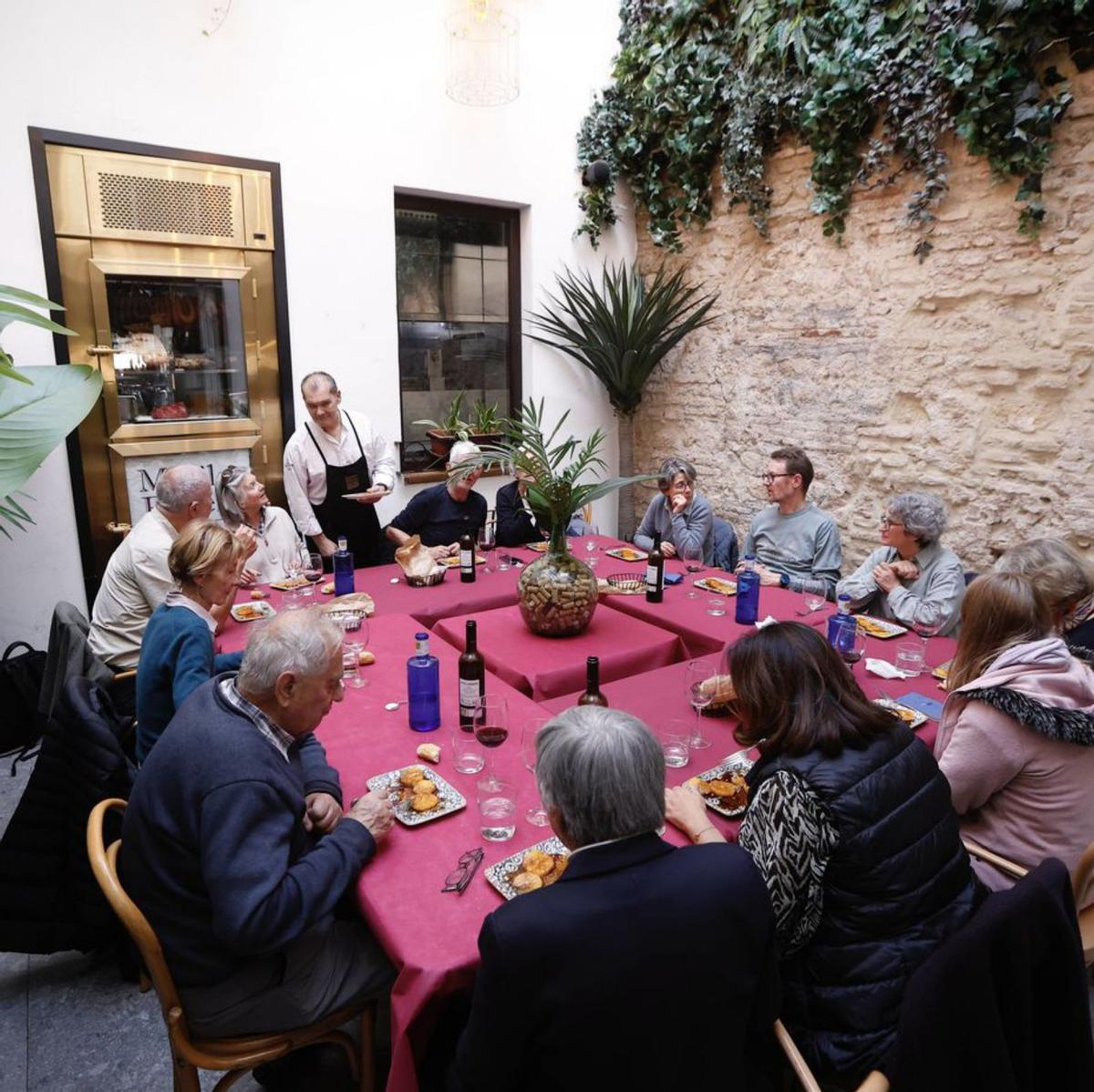 Una mesa al completo en el Moriles Ribera.